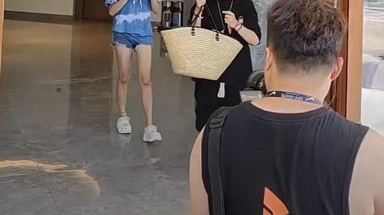 杨超越|三亚：杨超越酒店被偶遇，肤白又貌美无人围观，“海南人不追星”