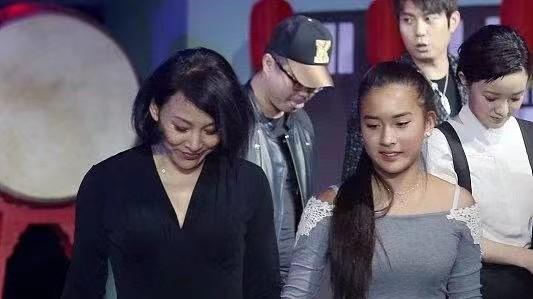 穿衣搭配|陈冲携女现身，母女二人长相身材神似，但女儿穿搭不如妈妈精致