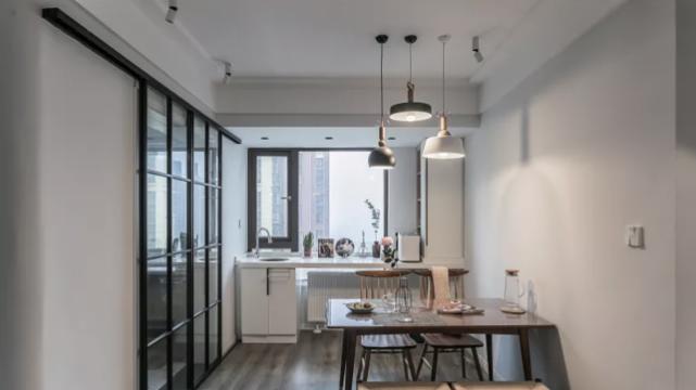 她家不豪华，简约到电视墙都舍弃，可一进屋就把我吸引，理想之家