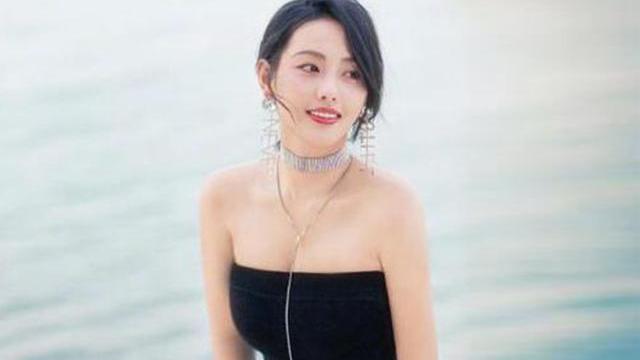 张嘉倪|张嘉倪在海边拍大片，穿露肩长裙扎马尾辫，造型华丽身形傲人