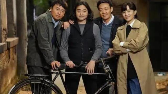 雷佳音|38岁雷佳音近照曝光，现身机场被网友偷拍，近4万行李箱引人注目