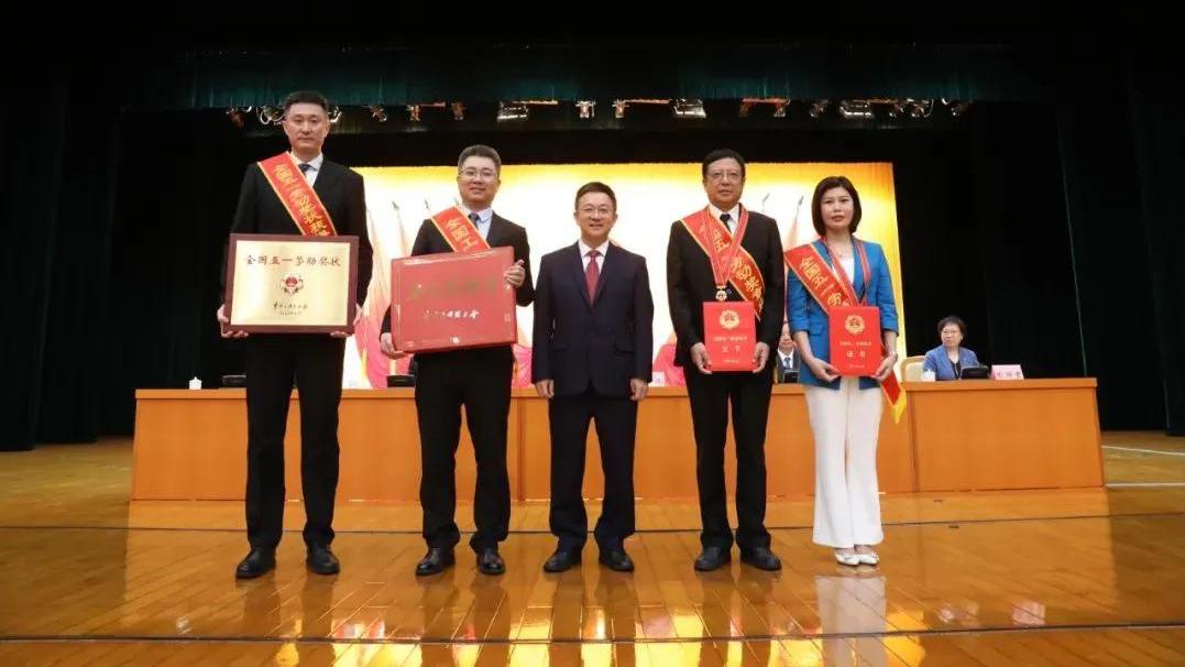 杜锋|杜锋国家队开拔前再获奖励！国家男篮12人呼之欲出，锋线1上1下