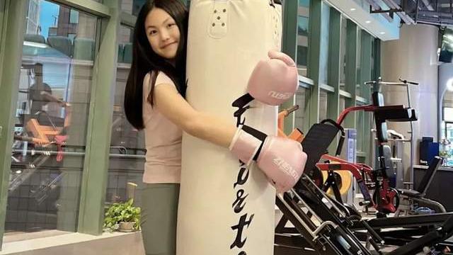 王诗龄|王诗龄暴瘦，有谁注意她的表情，父母离婚对她影响有点大