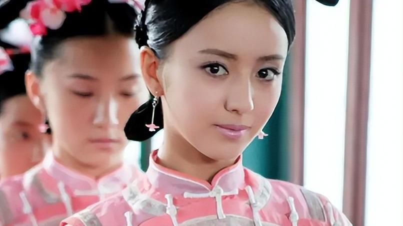 佟丽娅|佟丽娅主持百花奖太贵气！全身钻石惊艳全场，手上一个镯子超56万