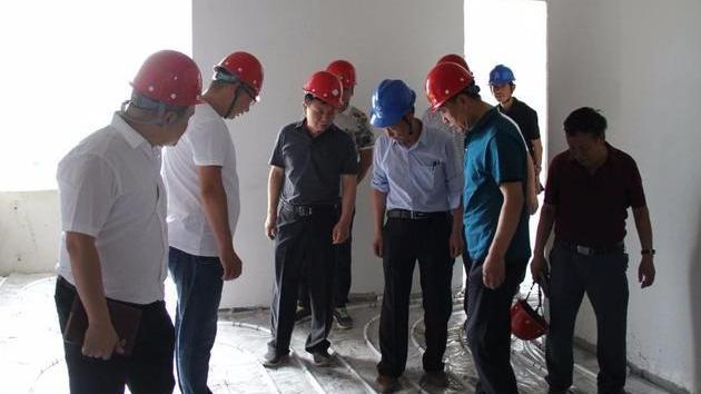 地暖被扒掉，更多人开始装暖气片？业主坦言：只因4点地暖比不了