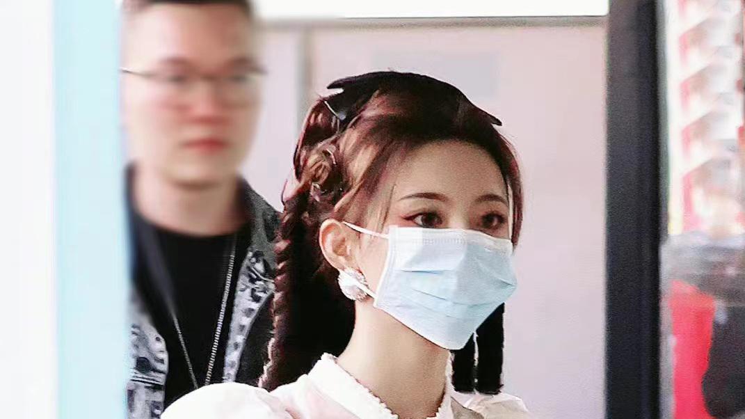 杨超越 杨超越白色中国风旗袍裙，搭配白秀珠同款发型，民国风大小姐好美