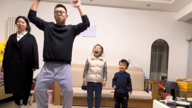 许敏|真会玩！姚威一家4口玩游戏，田静衣着宽松疑怀3胎，悦悦成亮点