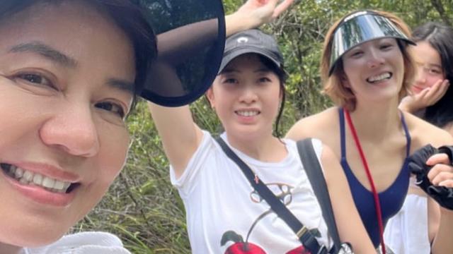 钟楚红|阔太甘比与钟楚红素颜爬山！一双胳膊超白净，郑秀文穿吊带太性感