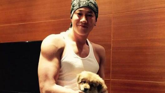 何润东晒出自己的豪宅，夫妻俩都活得好真实，衣柜里的衣服都不叠