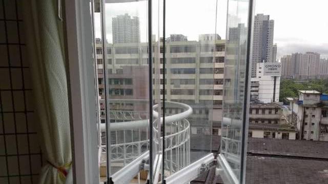 封阳台万万不要装传统玻璃窗，聪明人更爱装这种代替，美观又实用