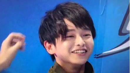 冯提莫摘下假发片时，何炅爆笑！彭昱畅：和我之前用过的好像！