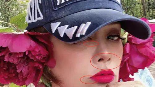 短发|48岁宁静又火了？浓妆下粗糙皮肤太显眼，底妆卡粉看着好尴尬