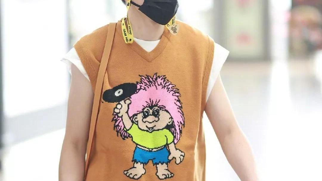 错位|萧敬腾机场造型曝光，还以为背心短裤，没想到错位戴了一副耳环