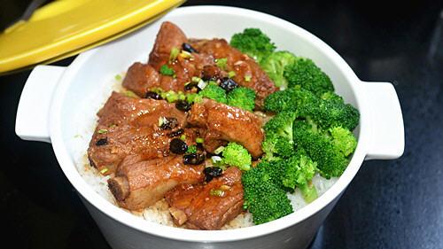 想吃煲仔饭不用去饭店，教你在家做豉汁排骨煲仔饭，比外面更好吃