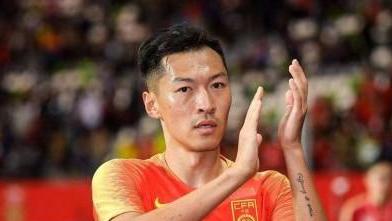 |没必要挡球，躲球是本分！吴曦弯腰事件又反转，职业合同明文规定