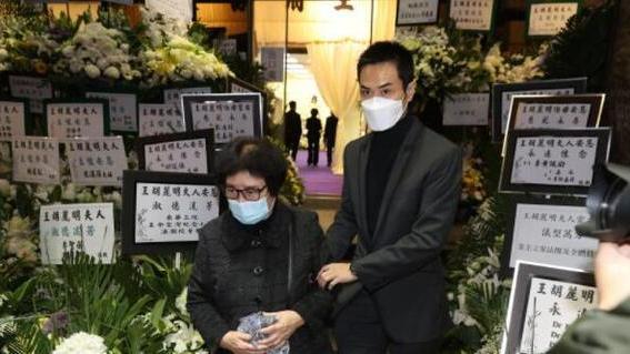 陈凯琳|港姐陈凯琳放闪撒“狗粮”，晒与郑嘉颖的结婚旧照，发文表白老公