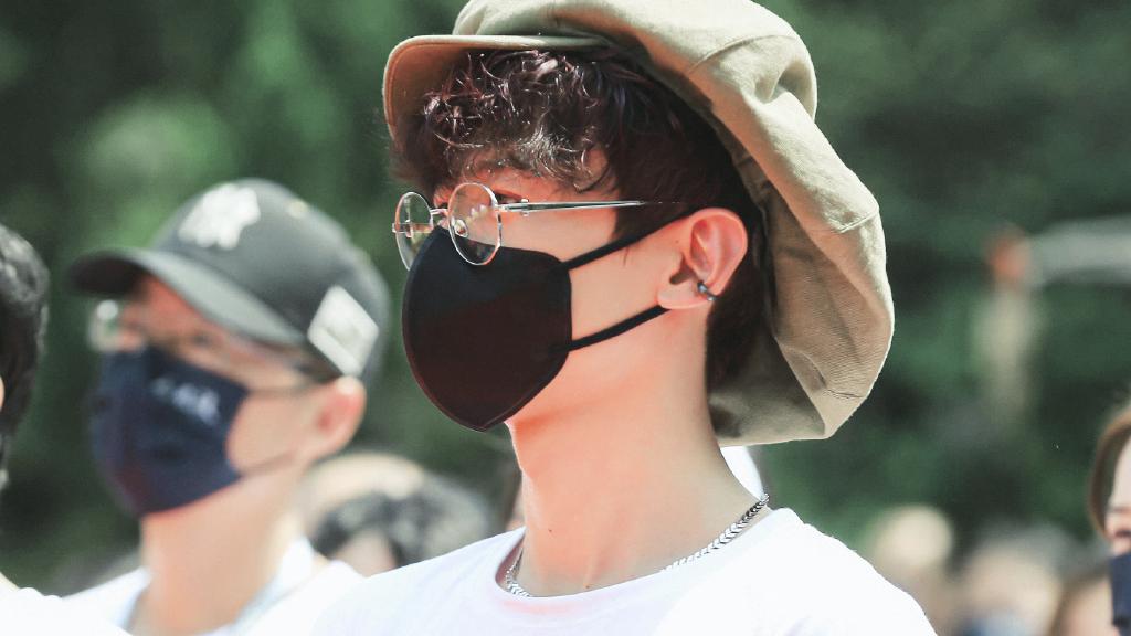 白敬亭|白敬亭新剧《长风渡》开机照，帽子好像香菇，时尚搭配get到了