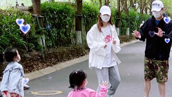 陈赫|陈赫退股贤合庄引争议，陈妈妈晒儿子儿媳现状，开心陪娃不受影响