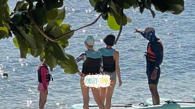 马伊琍|马伊琍晒母女度假照，14岁爱马穿泳装身高超妈妈，小女儿俏皮灵动