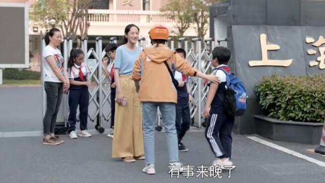 冯晓琴|心居：海清送外卖，蹲地狼吞虎咽大口吃盒饭，那一幕真实又辛酸