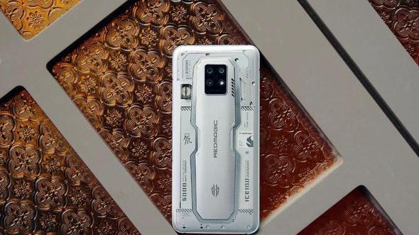 一加科技|骁龙8+首款屏下摄像头手机发布，配备独立散热风扇，充电高达135W