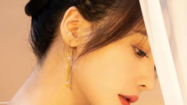 柳岩|柳岩发性感古装剧照小秀事业线！成熟妩媚的性感女神