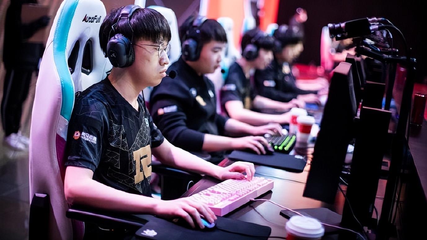 教师|恭喜小虎！EDG阿布：小虎是继厂长和Uzi之后，LPL又一位楷模选手