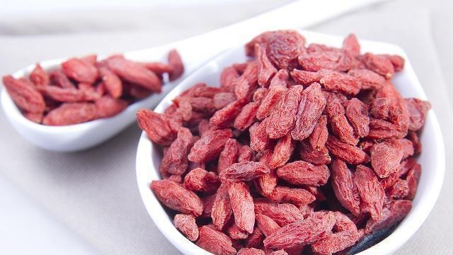 菊花|每天用枸杞和菊花泡水喝，身体会发生什么？这些变化错过了太可惜