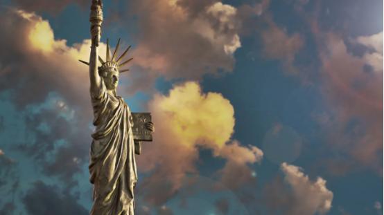 假如游客坐船轮，驶进纽约港，“自由女神”的塑像立即映入眼帘