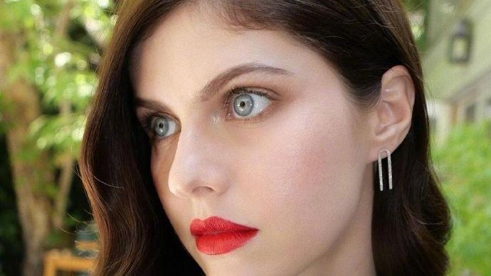 海陆|36岁达达里奥太迷人！红唇配绿裙超惹火，网友：自带油画滤镜效果