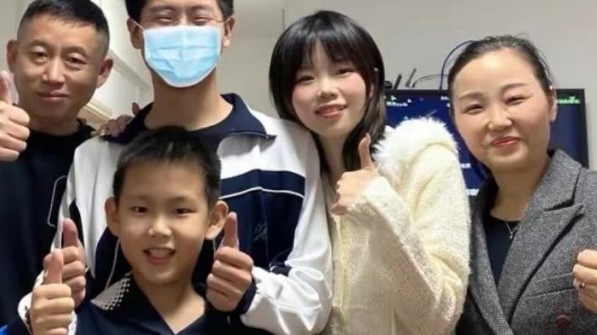 |孙海洋一家海边游玩被偶遇，孙辉白衣黑裤显帅气，孙爸发福了不少