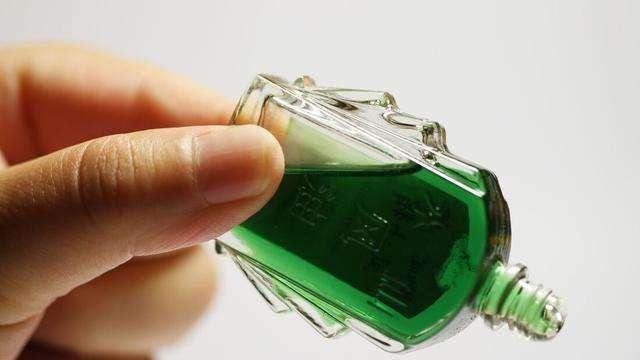 山楂|女性睡前将风油精滴进肚脐内，身体会发生什么变化？