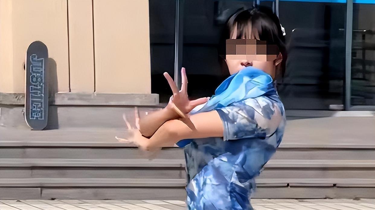 女大学生穿高叉旗袍跳舞，眼神娇媚颜值颇高，网友称其“擦边女”