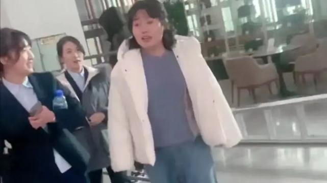 李雪琴|李雪琴时尚感太差了，着装随意毫无明星范，再洋气服装也撑不起来