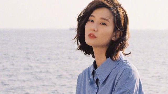 穿衣搭配 乔欣穿蓝色衬衫搭配复古发型，整体感太高级了