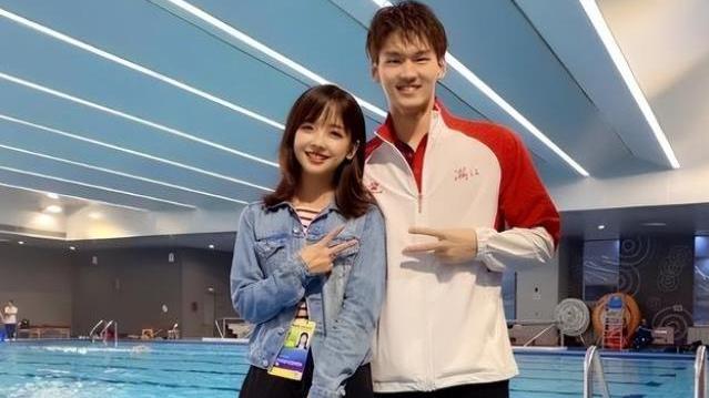 街拍|大乌龙？王冰冰徐嘉余恋情愈演愈烈，徐嘉余父母发声：不知道这事