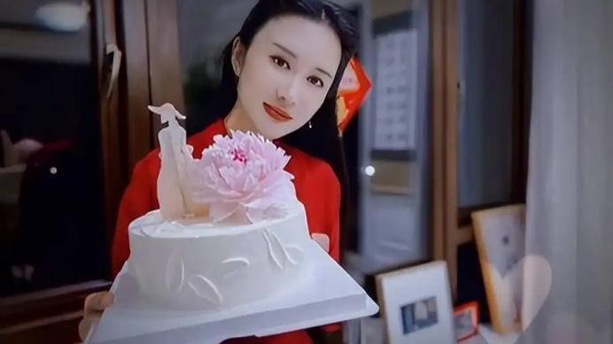 张纪中和小自己30岁的女人结婚生日当天被网爆直播怒斥网友不道德