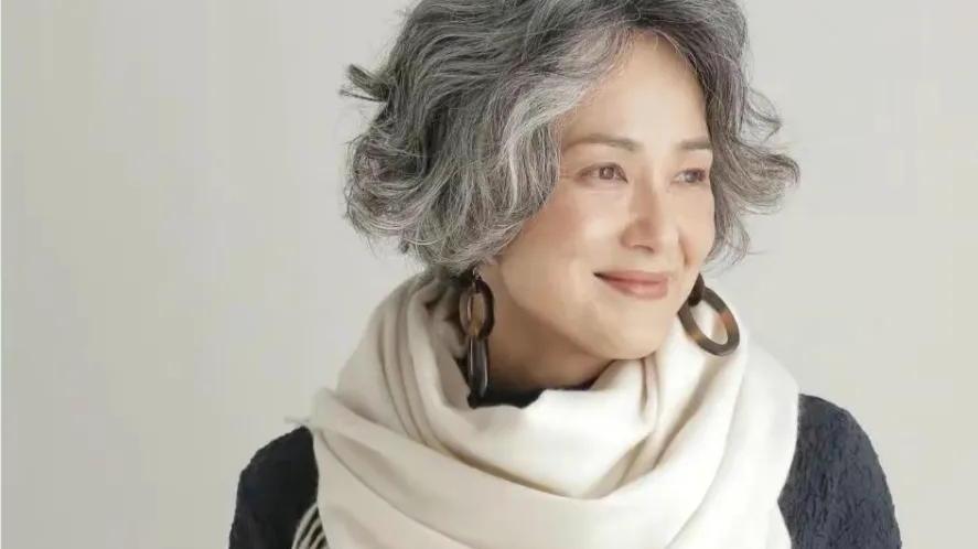 发型 五六十岁的女人头发少白发多是染还是不染？选择什么发型显年轻？