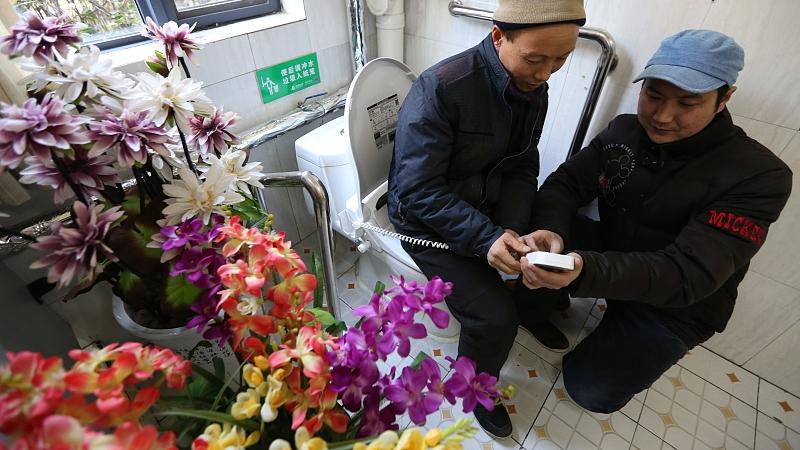 为什么有的人把水烧好倒进马桶里，谁知道这么做的原因？