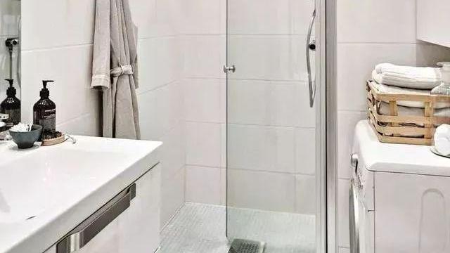 淋浴房玻璃还做到顶？过时又不好看，早就流行这种装法了！