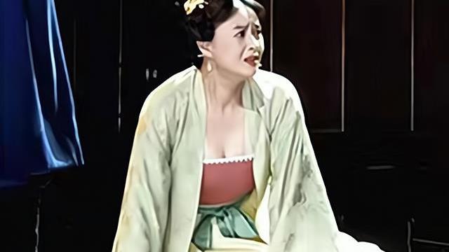 蒋欣|蒋欣穿古装录制节目，造型太美被热议，网友：穿古装比穿时装好看