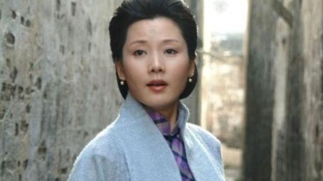 发型 中年女人放弃“黑长直”吧！选这些发型更显气质，看何赛飞就知道