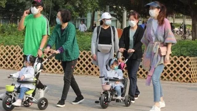 熊黛林|熊黛林祖孙三代带双胞胎公园玩，穿粉衣美成女主角，丈夫打扮太潮