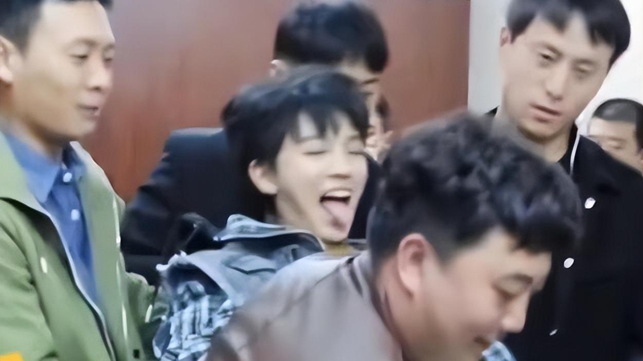 王俊凯|王俊凯被六个大汉抬着走，粉丝调侃王俊凯又找到了初恋的感觉