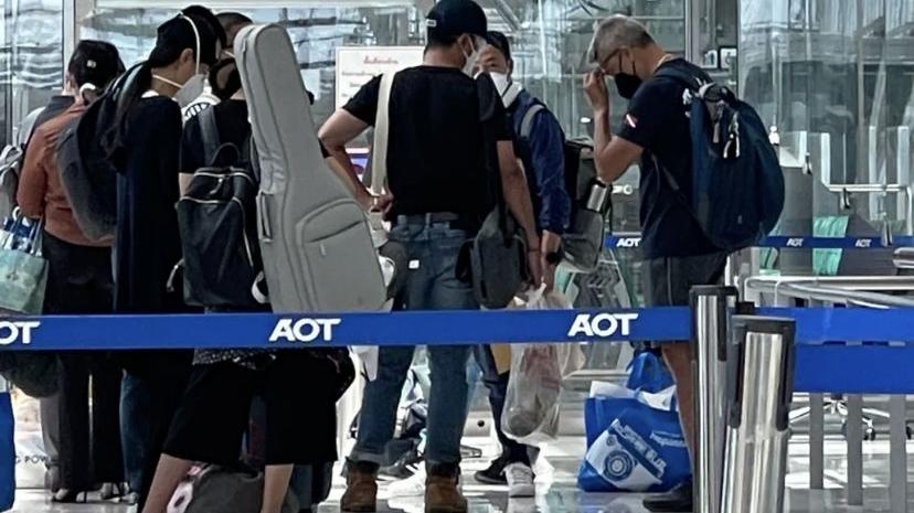 田朴珺|吴京现身泰国机场，拎着大包小包匆匆回国，网友：恶意返乡！