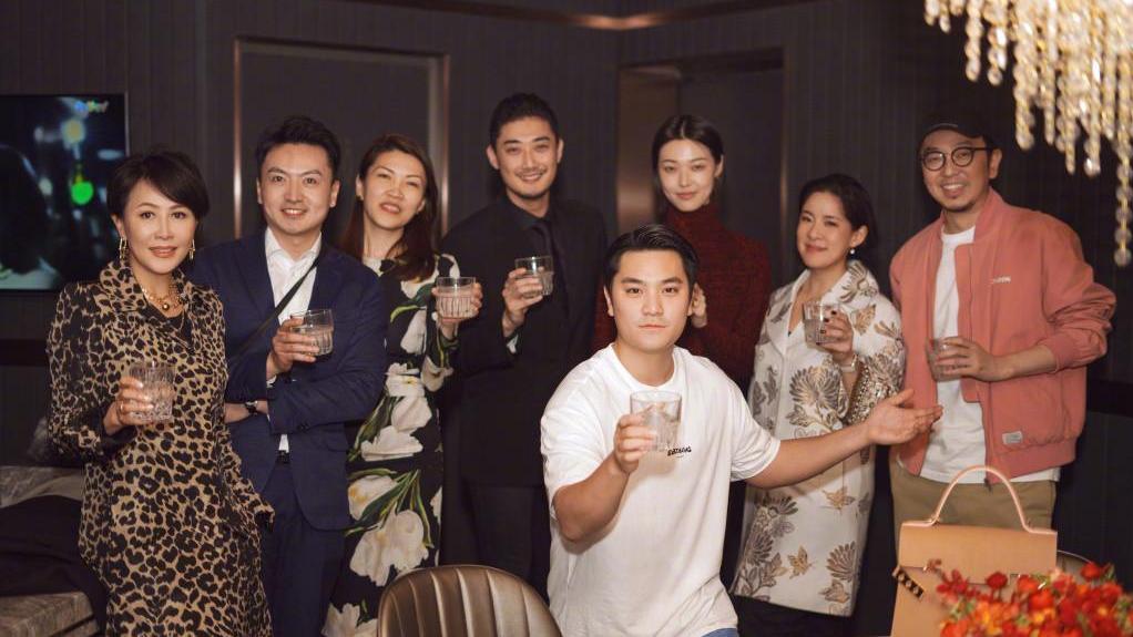 刘嘉玲|56岁刘嘉玲让人无地自容，穿健美裤沿黄浦江跑步毫无赘肉，一把年纪还有马蜂腰