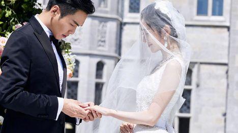 唐艺昕|唐艺昕为爱改名！晒变装视频小腹疑隆起？1岁半女儿罕露面