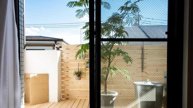 就一个阳台，不打算封了！护栏加一圈木板，实现休闲+生活双功能