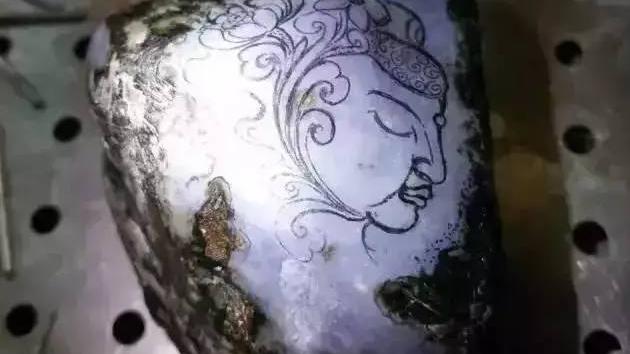 翡翠|玉赏 ▏翡翠带皮雕是一种美不胜收的艺术