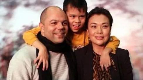 巩俐|她是巩俐的同班同学，二婚嫁给老外，如今54岁被宠成公主？